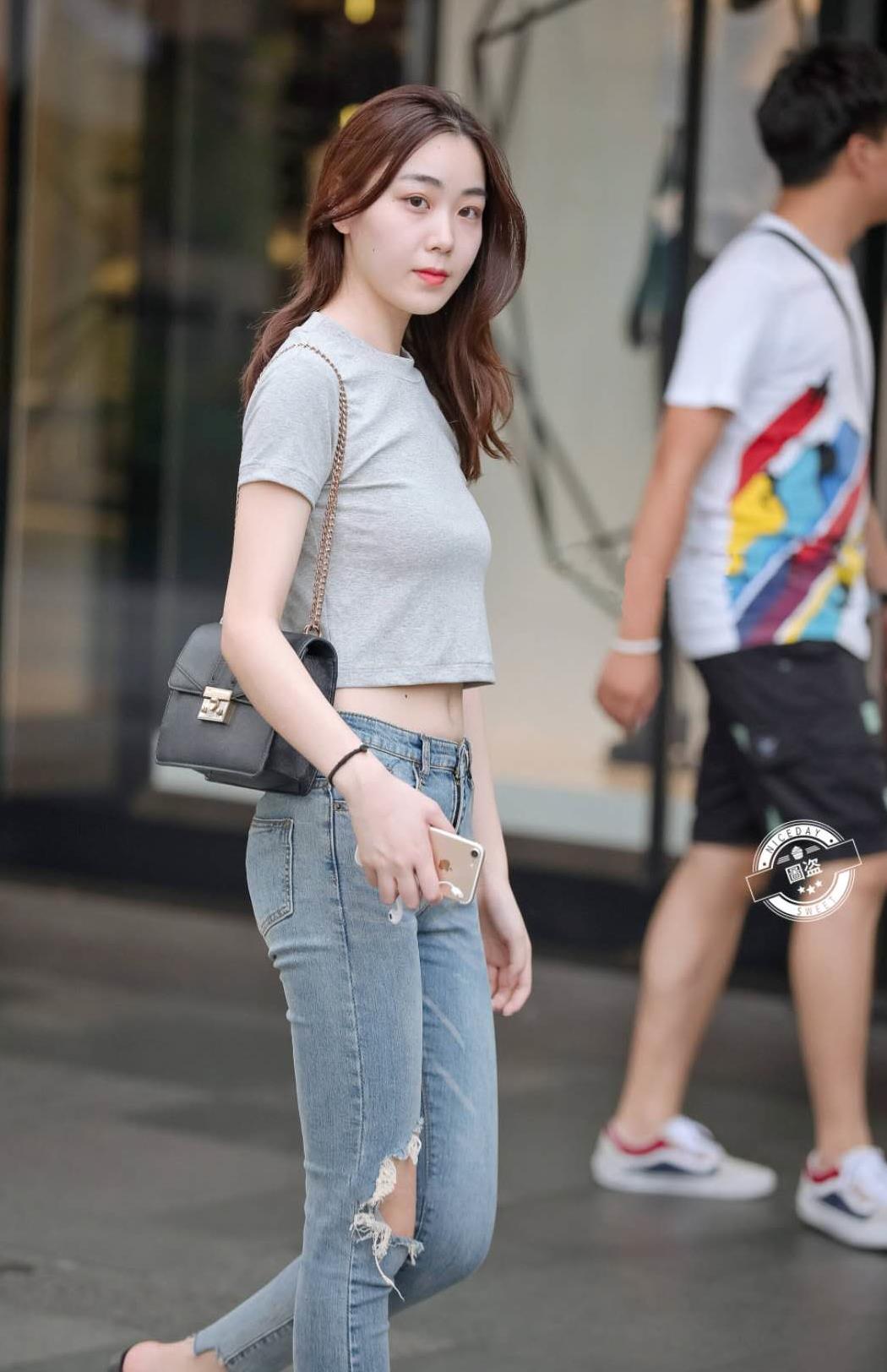 街拍:美女T恤配牛仔裤,时髦又实穿的高街style|T恤|牛崽|配牛_新浪新闻