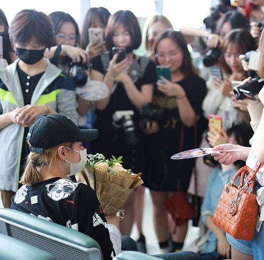 周锐卡通图案卫衣 牛仔裤气质出众 坐着让"女友们"360度拍