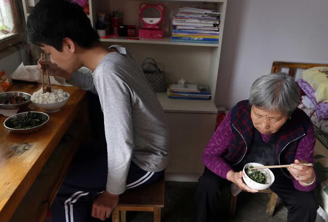 七旬高考陪读奶奶,陪读多年,为不打扰孩子们读书从不看电视!