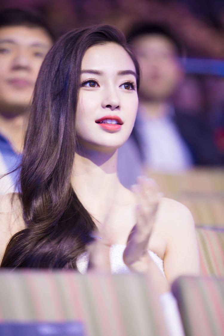 baby近照撞脸姚晨,下巴变得又圆又短