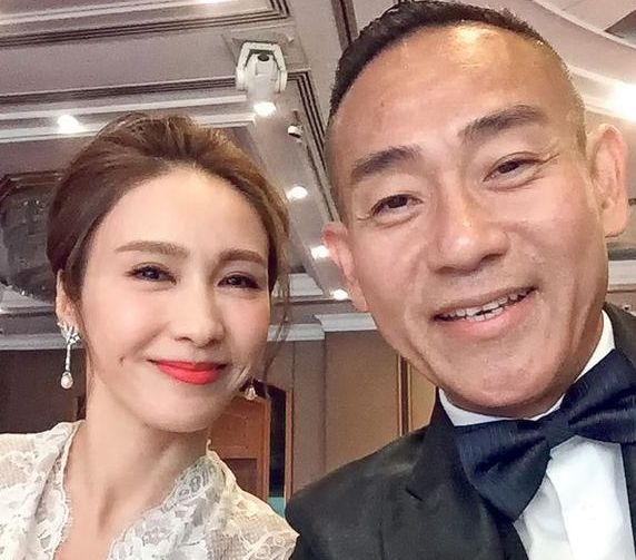 同是戚其义御用男演员,一个性向成谜,一个待业在家,而他成一哥