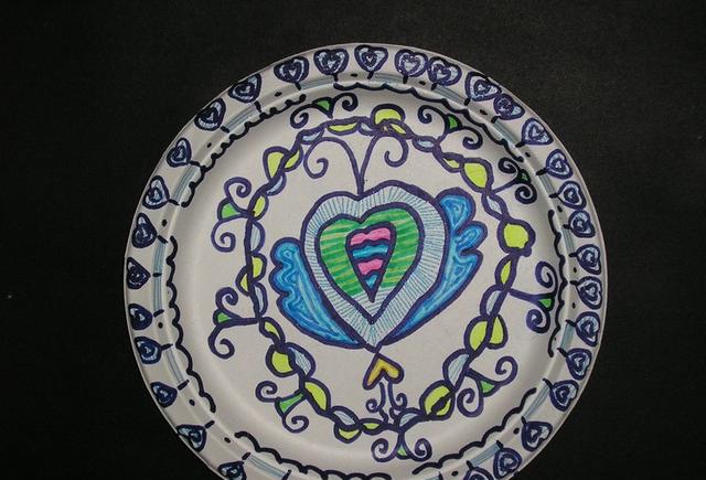 青花瓷盘子画作品展,8岁以内孩子能做到这样,已然很不错了