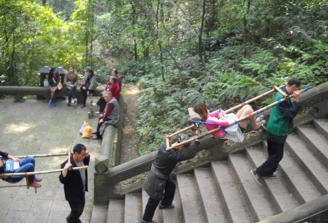 为了更好的生活, 穿梭在大山上的抬滑竿工|农村|大叔|致敬_新浪新闻