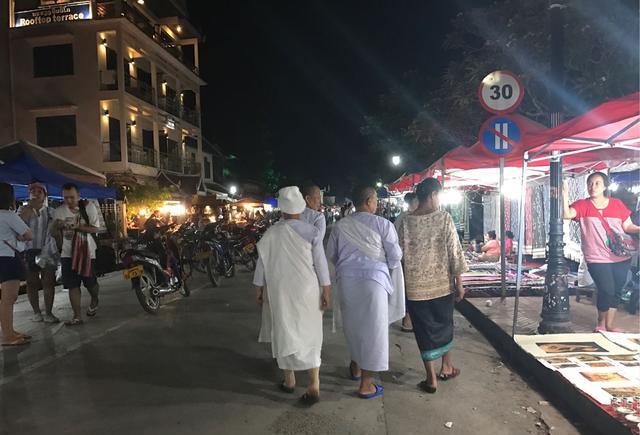 老挝这个地方虽然经济不发达, 但夜生活还是比较丰富的