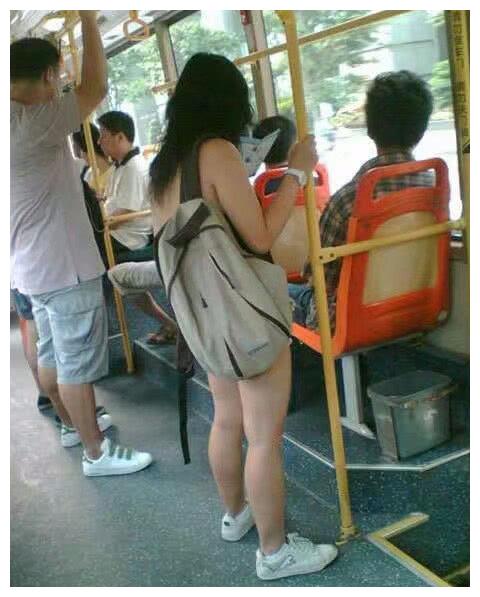 妹子,你这包挎的位置容易让人误会呀,不细看还以为没穿衣服呢