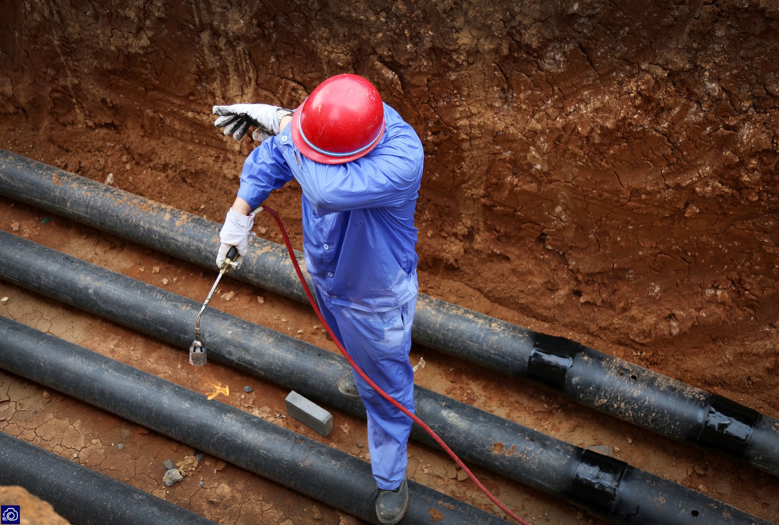 最牛管道工开20万越野车上下班60度高温下干活月入3千