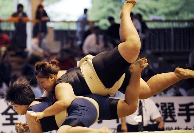 直击日本女子相扑开始有不肥不壮的美女加入