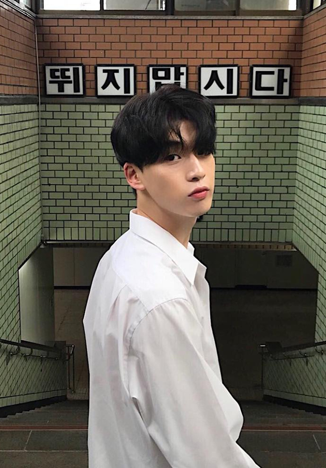 据说这位是最近渐渐出现在韩国妹子kkt封面上的男模特8176