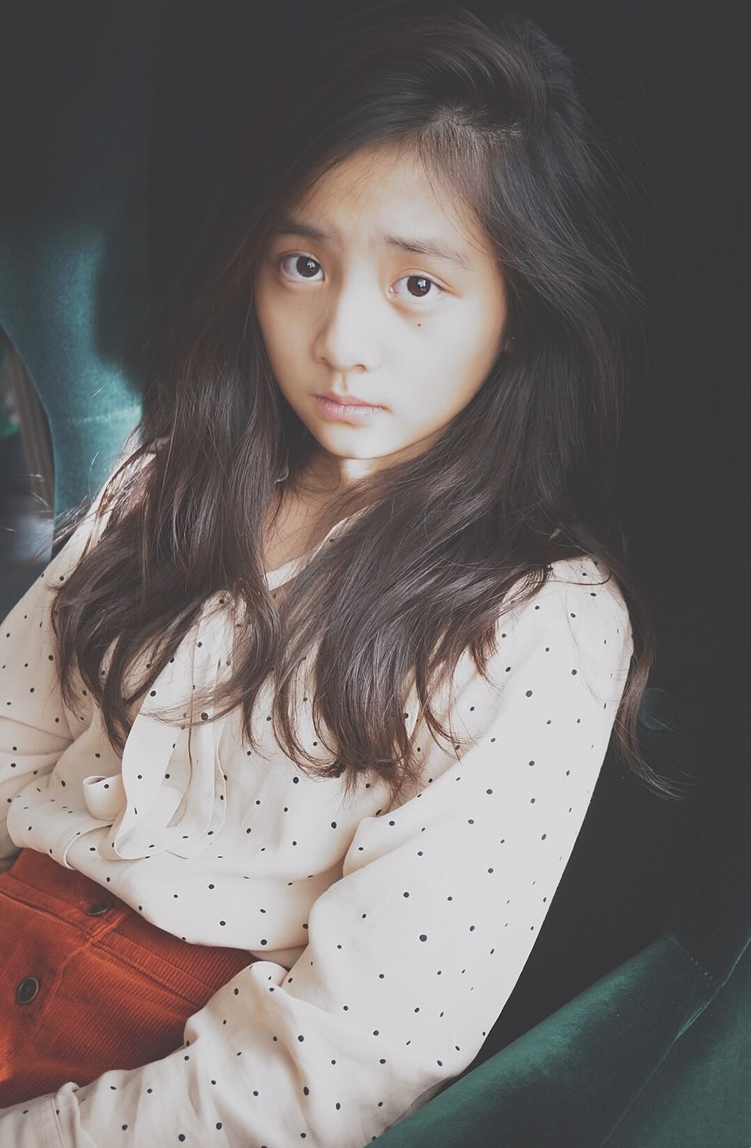 孙莉国庆节晒姐妹俩合照,多多穿着大红裤子,神