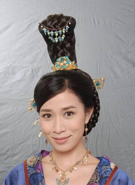 古装冲天髻发型,谁给你的印象最深刻呢?林青霞很英气了!