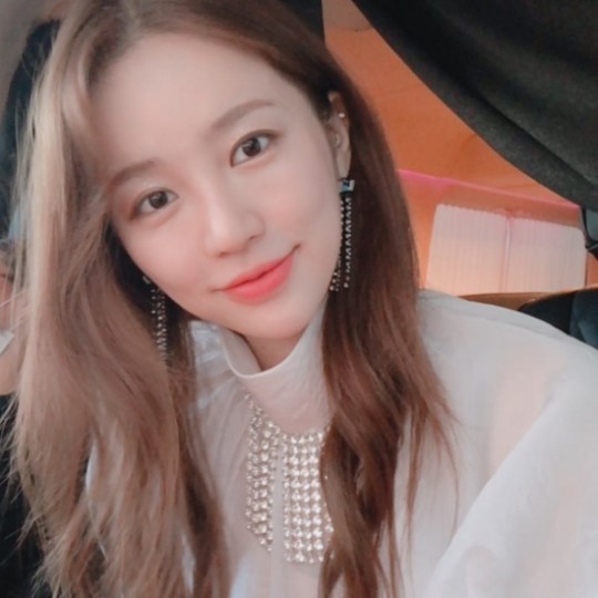 韩国女艺人尹恩惠sns公布新剧片场自拍照