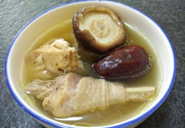 红枣补气血,养颜,提高免疫力,用香菇和鸡一起熬鸡汤,香菇中的有效成分