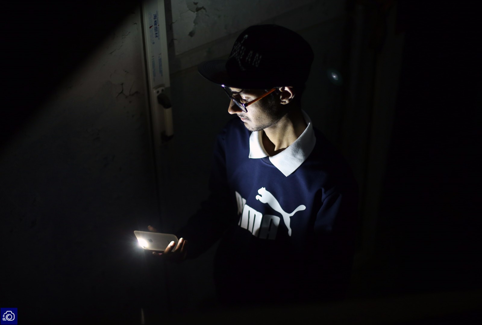 他无聊的时候还会童心大发,拿着手机当手电筒到周围玩耍