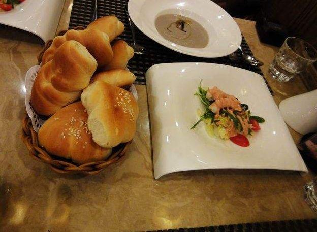 吃西餐时,服务员总会先上一份面包,这样暗示的行为,你看懂了?