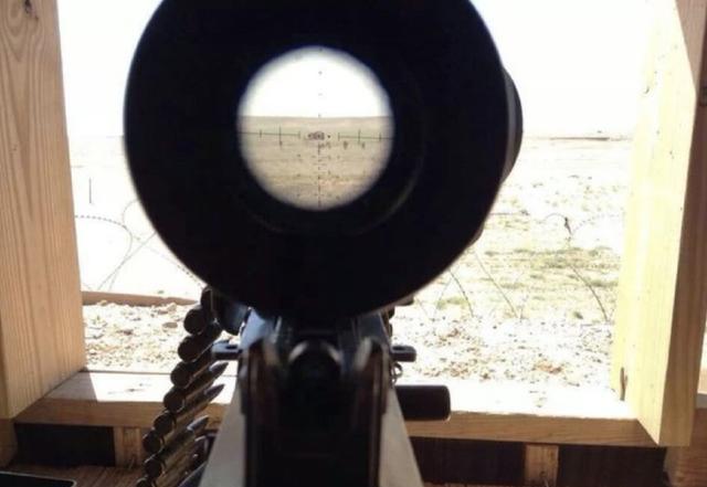 真实的狙击枪瞄准镜里的镜头是什么样,为何狙击手那么容易爆头?