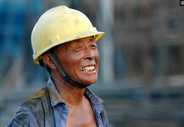 工地70后工人:力不从心了,再也找不到当年小伙的干劲儿了