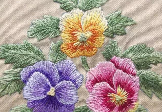 超详细的漂亮小花刺绣教程,原来自己做个零钱包包就能这么美!