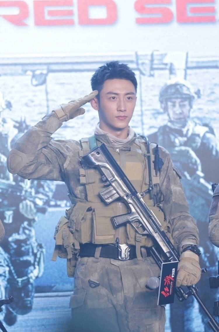 黄景瑜迷彩冲锋衣穿出硬汉范男生怎样穿迷彩才不会土气