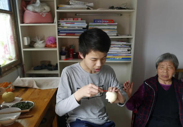 七旬高考陪读奶奶,陪读多年,为不打扰孩子们读书从不看电视!