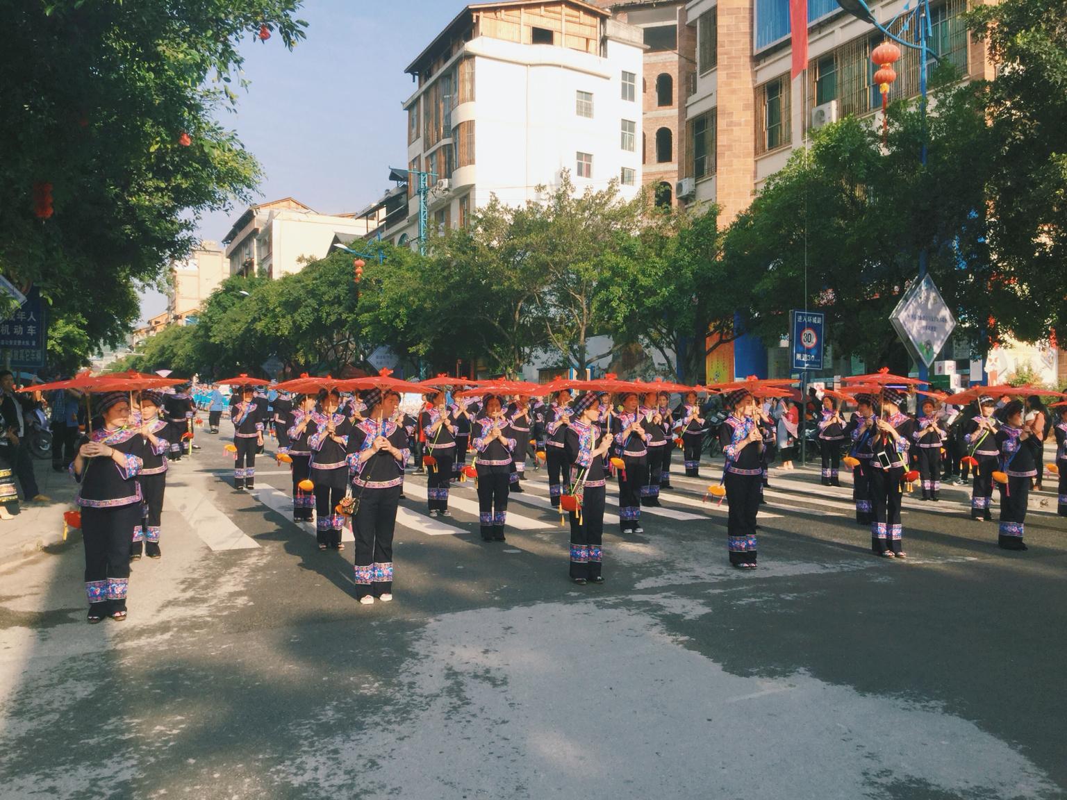 布依族服饰分享布依族人民身着盛装,迎接一年一度的“三月三”|布依族|盛装|服饰|人民_新浪新闻