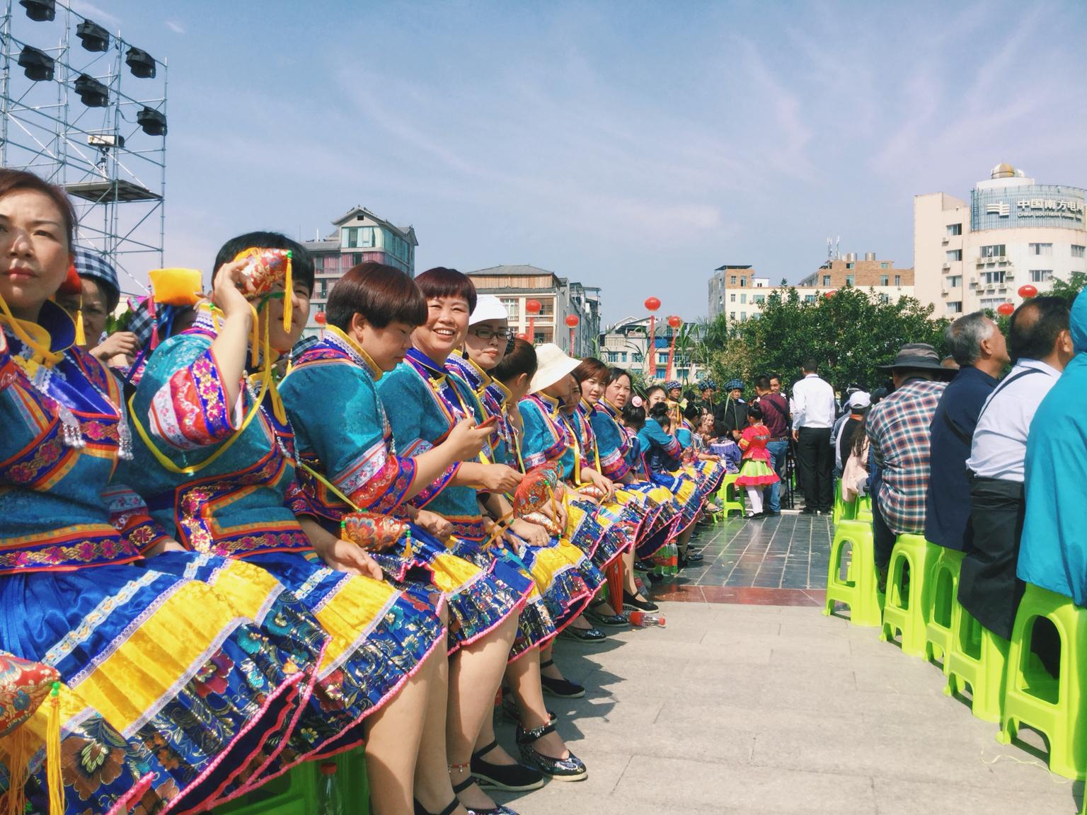 布依族服饰分享布依族人民身着盛装,迎接一年一度的“三月三”|布依族|盛装|服饰|人民_新浪新闻