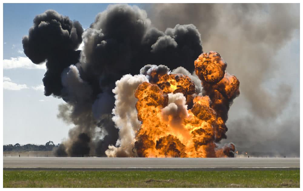 巷战中的一种武器,里面填充了少量的炸药和大量的金属粉末,炸弹爆炸后