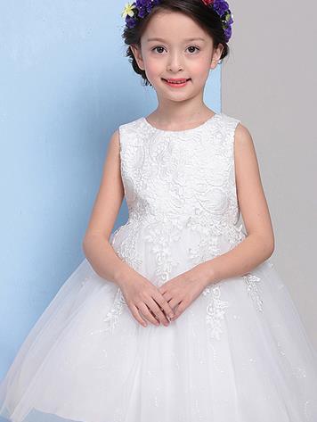 一条漂亮的裙子让可爱的小孩上学交不到朋友