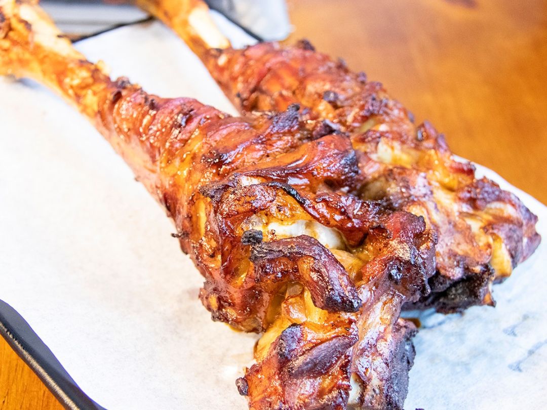 店门前的一口大缸,满足了吃货们对吊炉烧烤的所有幻想.