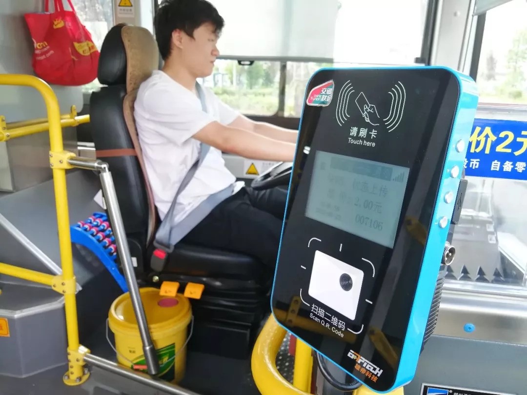 进入app首页后,点击"乘车二维码"生成随机二维码,将二维码对准车载