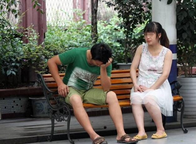 丈夫掐死小三女孩,妻子拿出120万元帮他逃走,一年后却发现被骗