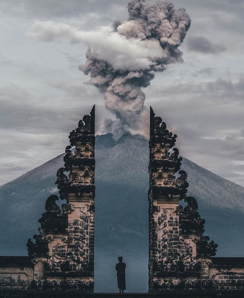 阿贡火山持续喷发,难道巴厘岛上的"阴阳门"真的预示着什么?