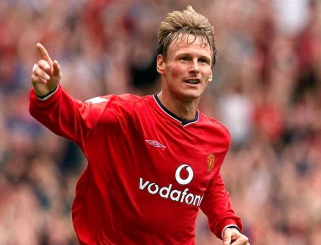 1997-98赛季至2000-01赛季,谢林汉姆是曼联10号拥有者.