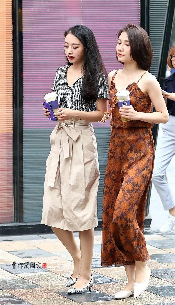 街拍防止男友看到的漂亮闺蜜