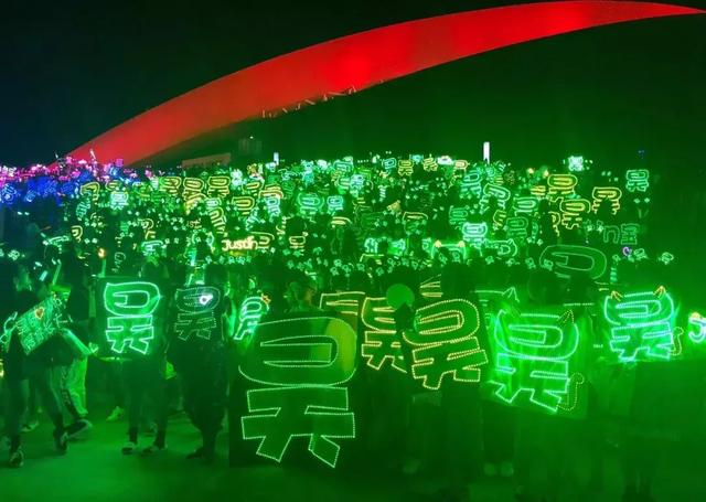 现在粉丝这么简单粗暴吗应援灯海把范丞丞都看哭了