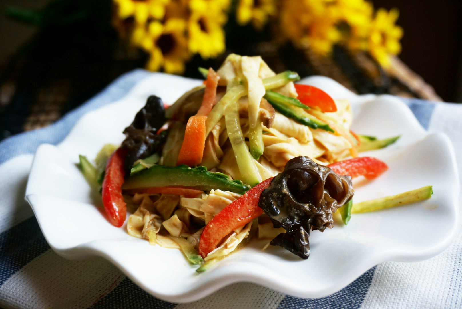 一道快手凉拌菜【油豆皮拌三丝】