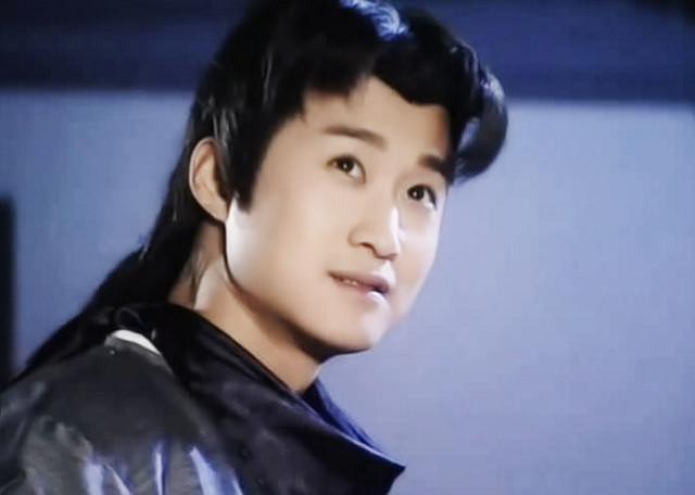 吴京不仅穿军装很帅,还是一个潮男!