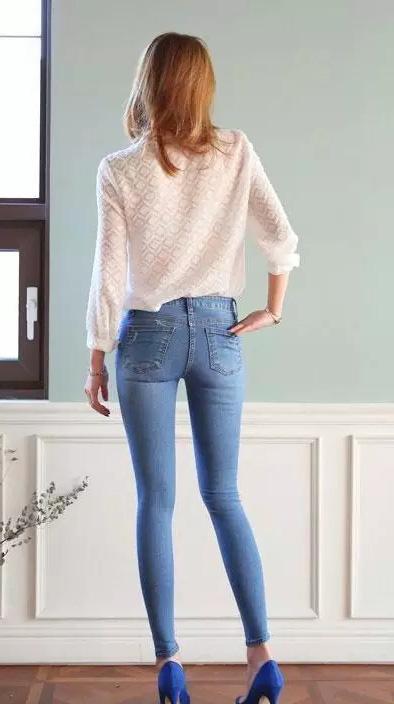 活力紧身牛仔裤秀出高挑妙曼身段, 把魅力性感安放好