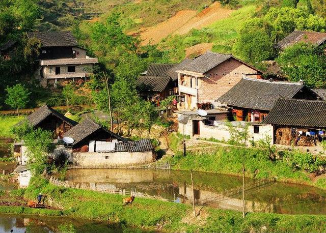 在农村,怎么才能低调的告诉村里人我赚钱了?答案是盖房子!