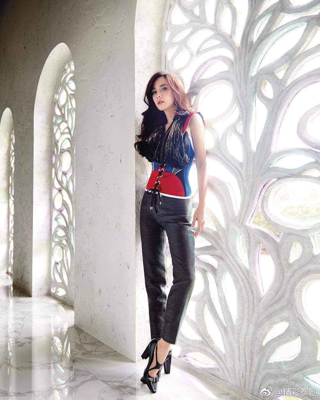 泰国知名女星aump近日为praew杂志40周年庆拍摄杂志封面