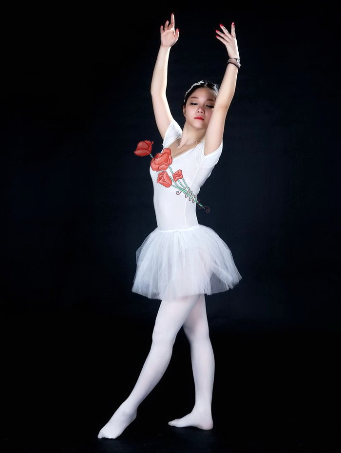 一个在练习芭蕾舞蹈的舞者