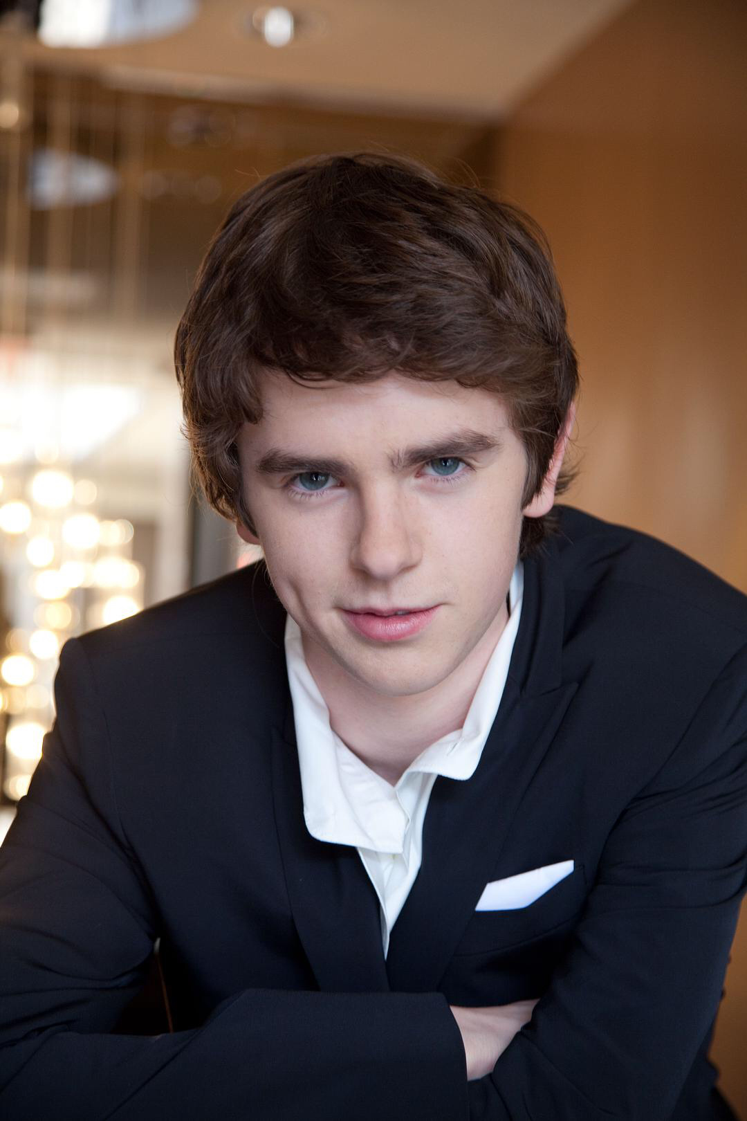 freddiehighmore021992年出生于英国伦敦