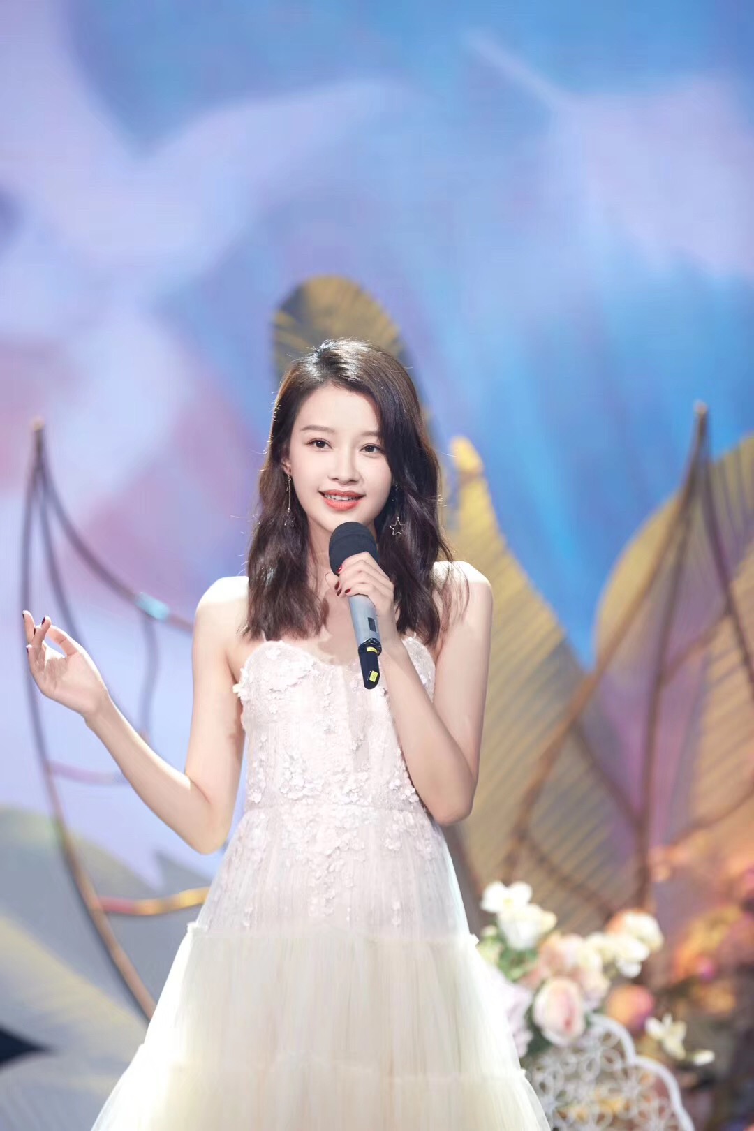 今晚, 姜生来了,白纱裙,黑色短裤装,白色毛衣搭配黑色短裤