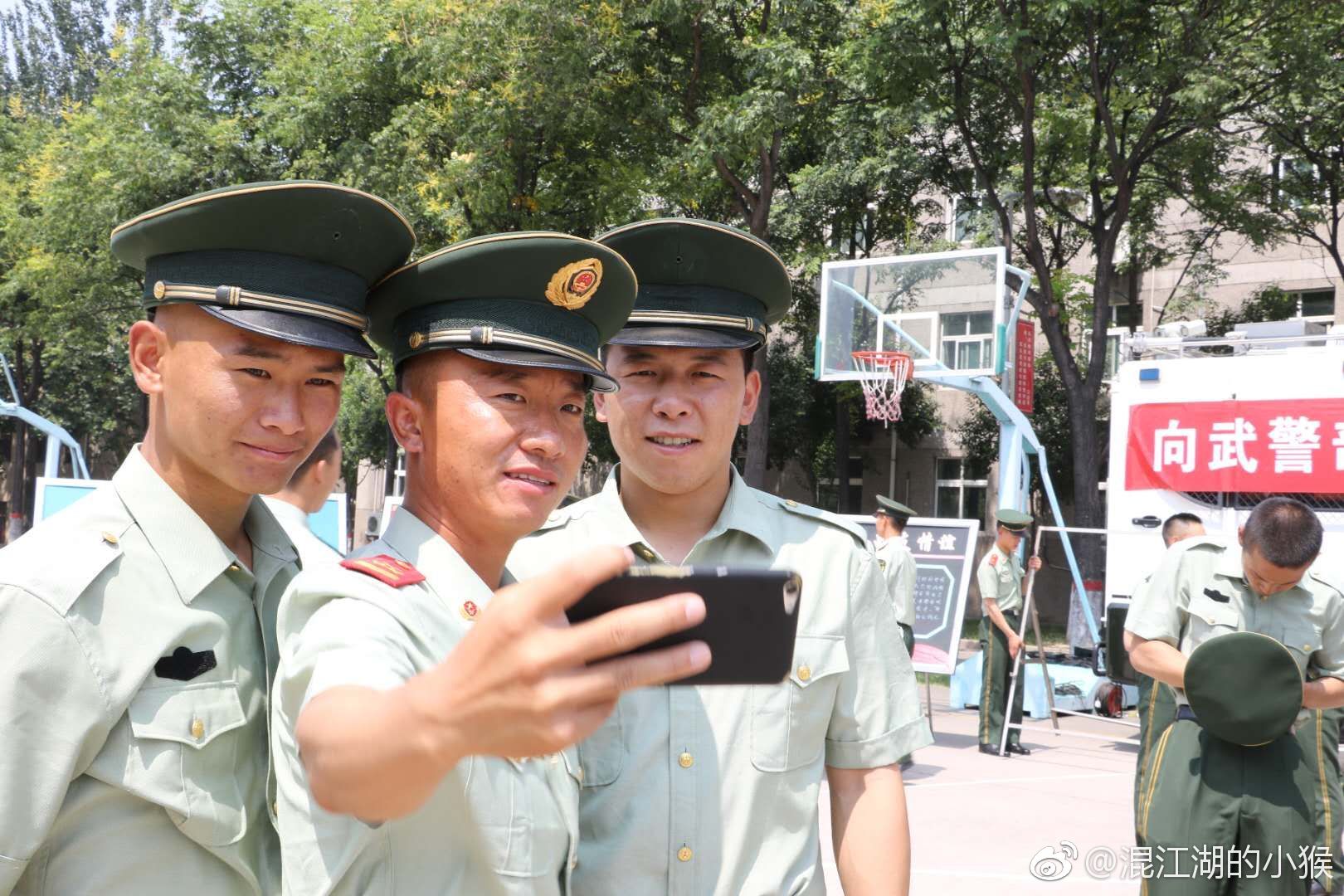 退伍季,陕西武警战士泪别古城西安