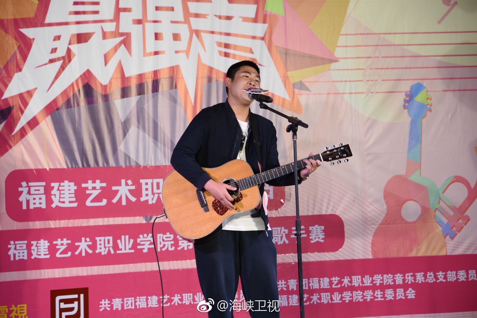 第三届青春最强音福建艺术职业学院晋级第三场18号选手龚昊演唱了一首