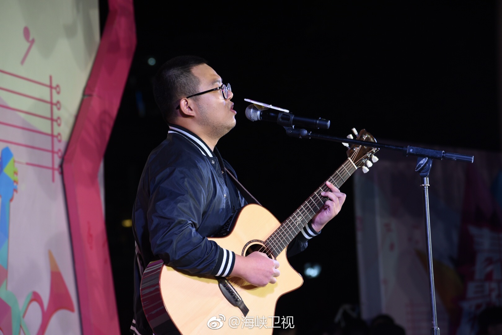 第三届青春最强音福建艺术职业学院晋级第三场18号选手龚昊演唱了一首