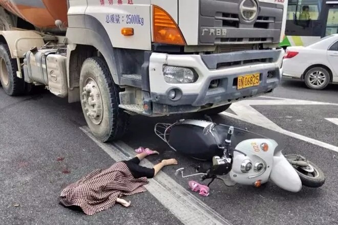 电动车遭搅拌车撞倒致小女孩当场身亡涉事公司是这么说的