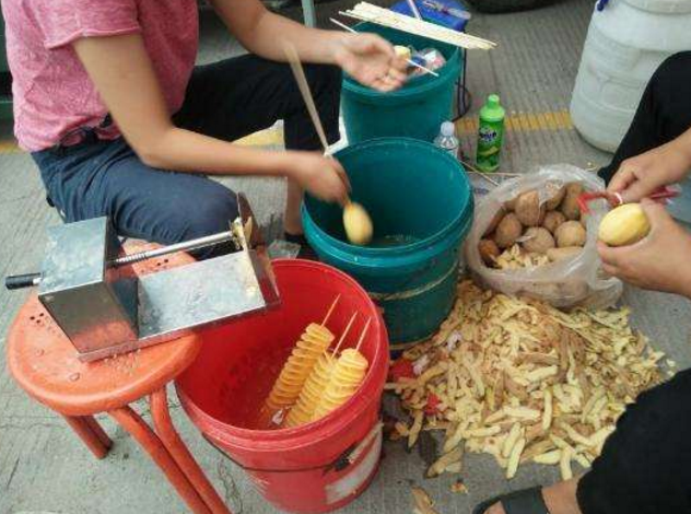 小两口菜市场摆摊卖土豆,一串十片很多人买,月入上万绰绰有余