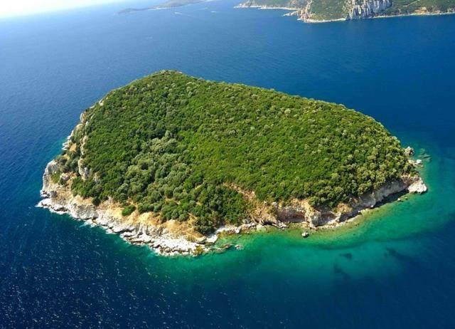 折合合人民币146万),这个岛的占地面积接近4400平方米,周边有浅海区域