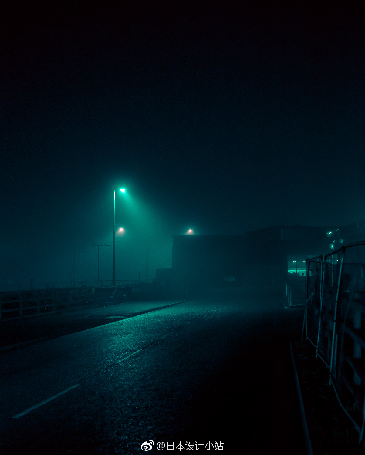 路灯下浸透在迷雾中的爱尔兰小镇