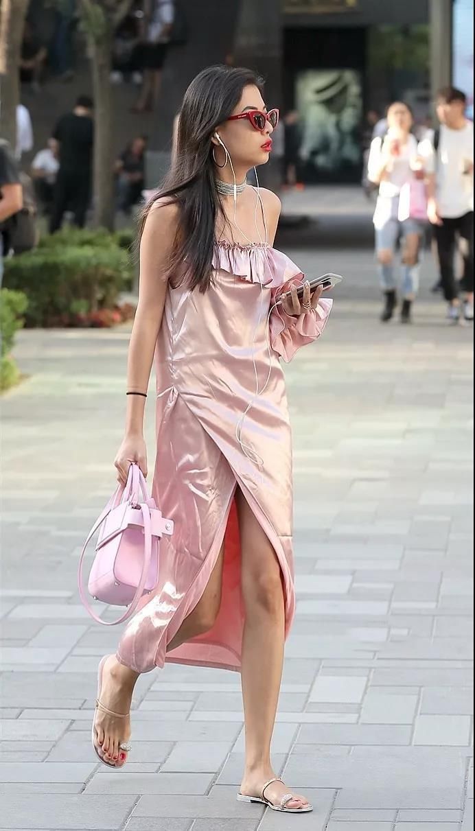 粉红街拍 美女在尽情享受的拍照的乐趣 路人在旁边会做什么呢?